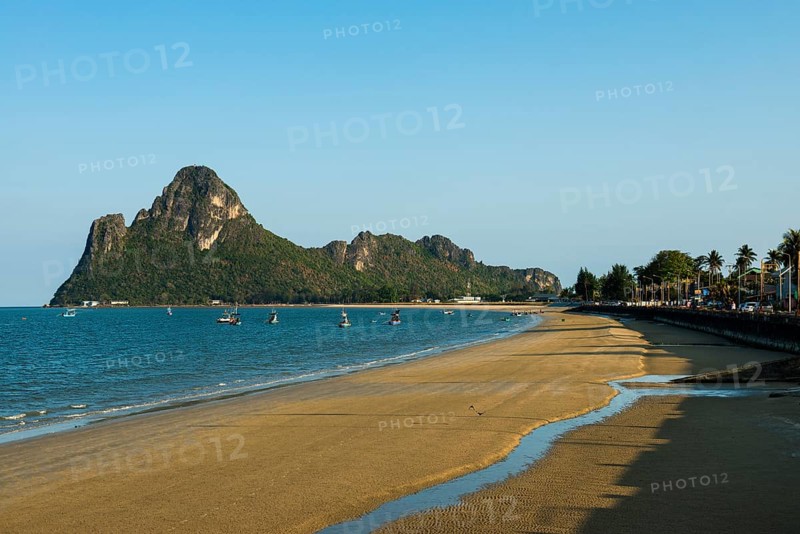 Lonely sandy beach and mountains, sunset, Prachuap Khiri Khan, Prachuap Khiri Khan Province, Central Thailand, Thailand