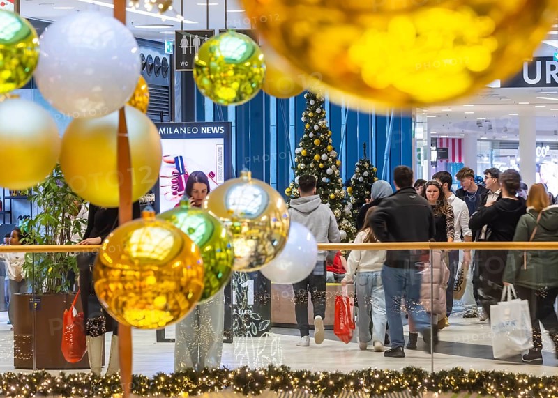 Christmas shopping at the Milaneo shopping center in Stuttgart. On the first weekend of Advent, visitors are in a consumer mood. Christmas decoration in the shopping mall. Stuttgart, Baden-Württemberg, Germany