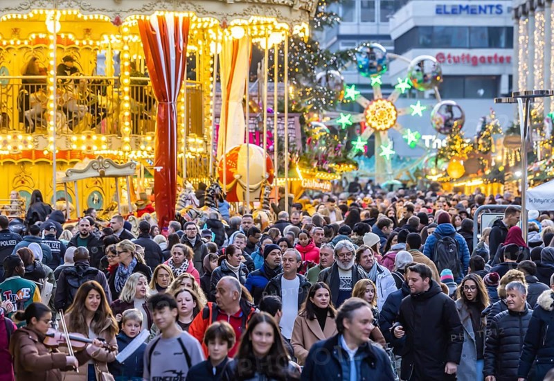 Busy shopping street in Stuttgart. On the first weekend of Advent, visitors flock through the Christmassy decorated Königstraße pedestrian zone in Stuttgart. Stuttgart, Baden-Württemberg, Germany