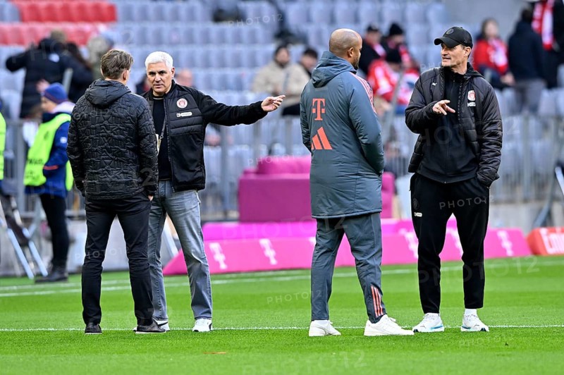 Coach coach Vincent Kompany FC Bayern Munich FCB talking with coach coach Alexander Blessin FC St. Pauli Sports Director Christoph Freund FC Bayern Munich FCB talking with managing director Sport Andreas Bornemann FC St. Pauli Gestik Gesture Allianz Arena, Munich, Bayern, Germany