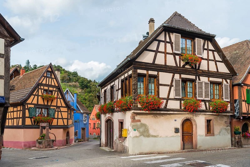 Half-timbered houses passing through Niedermorschwihr, Ellsass