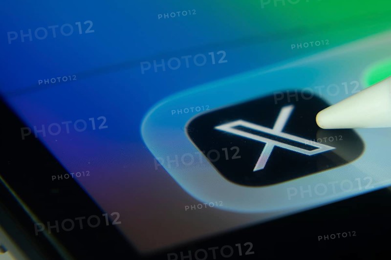 16 Nov 2025- Dhaka, Bangladesh: Close-up of X app icons on a iPad screen
