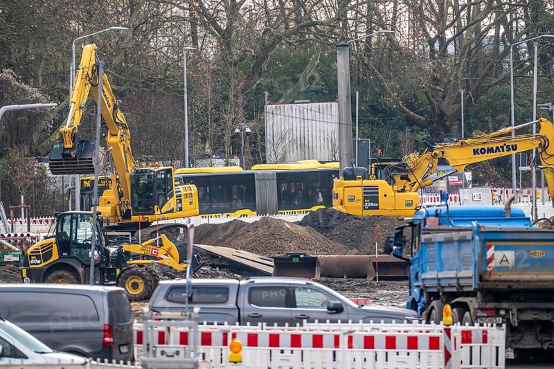 Large construction site in the city center of Essen, the large intersection of Hollesstraße and Steeler Straße is being completely rebuilt, renovated, supply lines, sewage, gas, water and the construction of new tracks for the new Stadtbahn-Essen, a new tram line in the city center, new construction of stops, North Rhine-Westphalia, Germany