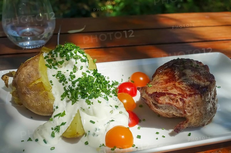 Rump steak, slice of beef, baked potato with quark, herbs, cherry tomatoes, chives, food photography, fried, main course, restaurant, tavern, Tübingen, Baden-Württemberg, Germany