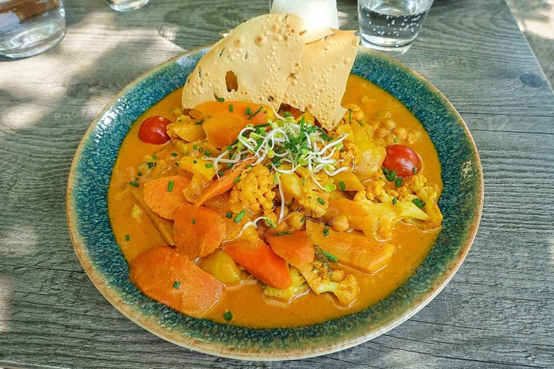 Asian cuisine, mixed vegetables, carrots, cauliflower, bamboo, cherry tomatoes, curry sauce, sprouts, vegan, vegetarian, healthy, main dish served on plate, food photography, Germany