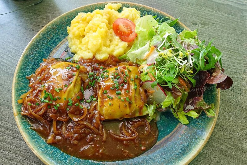 Swabian cuisine, ravioli with potato salad, gravy with onions, colorful salad, mixed salad side dish, main course served on plate, grandmother's cuisine, regional, home cooking, typical Swabian, traditional cuisine, food photography, Germany