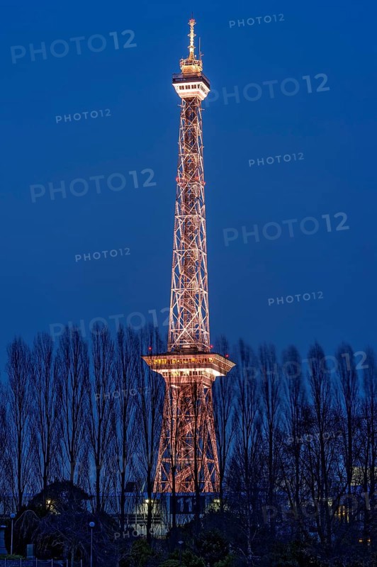 Red illuminated Berlin radio tower, half-timbered steel building by architect Heinrich Straumer, Langer Lulatsch, old radio tower, television tower, heritage-protected building, exhibition center, Messe Berlin, dusk, blue hour, Berlin, Germany