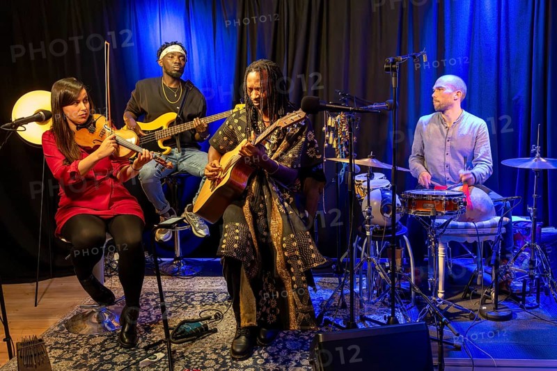 KABUMBAYI JOH, singer, producer and multi-instrumentalist, Congo, KABUMBAYI JOH & band, African Acoustic Pop Music, live on 15.11.2025 at Greve Studio, Berlin, Germany < english> KABUMBAYI JOH, singer, producer and multi-instrumentalist, Congo, KABUMBAYI JOH & Band, African Acoustic Pop Music, live on November 15, 2025 at Greve Studio, Berlin, Germany