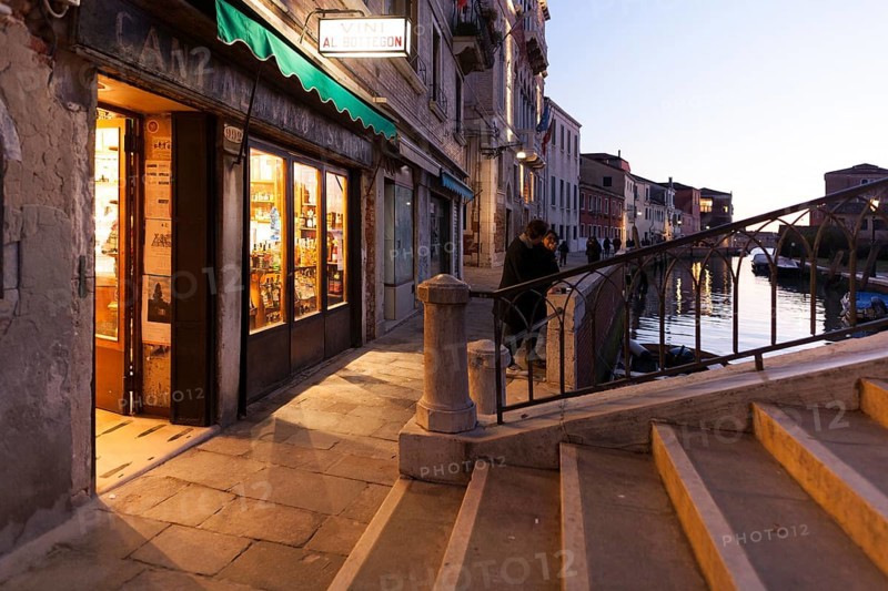 Bàcaria Al Bottegon, small pub where you drink wine or spritz and eat the cicchetti Veneziani, Tapas, Venice, Italy