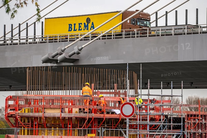 Duisburg-Neuenkamp Rhine bridge, the A40 motorway, construction of the second bridge begins, bridge pillars are being built on the Du-Homberg side of the Rhine, North Rhine-Westphalia, Germany