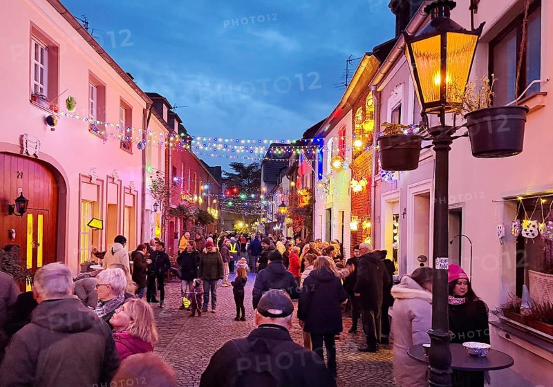 People in the Tiefstraße decorated for the Martin train in the evening, historic old town, Kempen, Lower Rhine, North Rhine-Westphalia, Germany