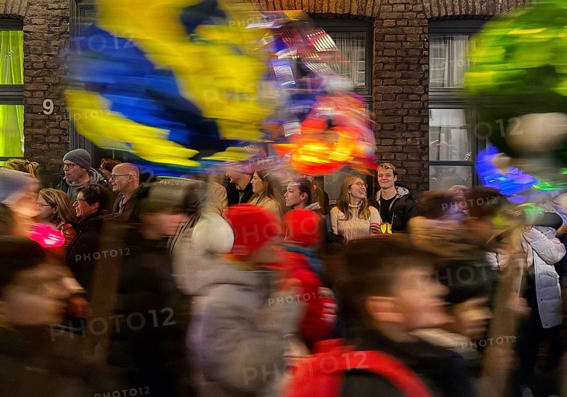 Martin procession of schoolchildren with lanterns on Alte Schulstraße in the evening, Old Town, Kempen, Lower Rhine, North Rhine-Westphalia, Germany
