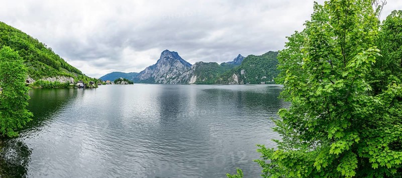 The village of Traunkirchen with the Johannesberg Chapel on Lake Traunsee, on the right the Traunstein summit, Traunkirchen, Salzkammergut, Austria