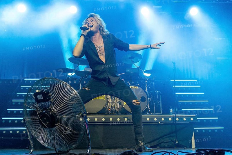 Hannes Braun, singer of the band Kissin' Dynamite live on Back with a Bang World Tour at Capitol Hanover on 09.11.2025