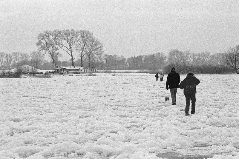 People walk across ice rink, frozen Elbe, Bleckede, Lower Saxony, Germany, January 03, 1997, vintage, retro, old, historic