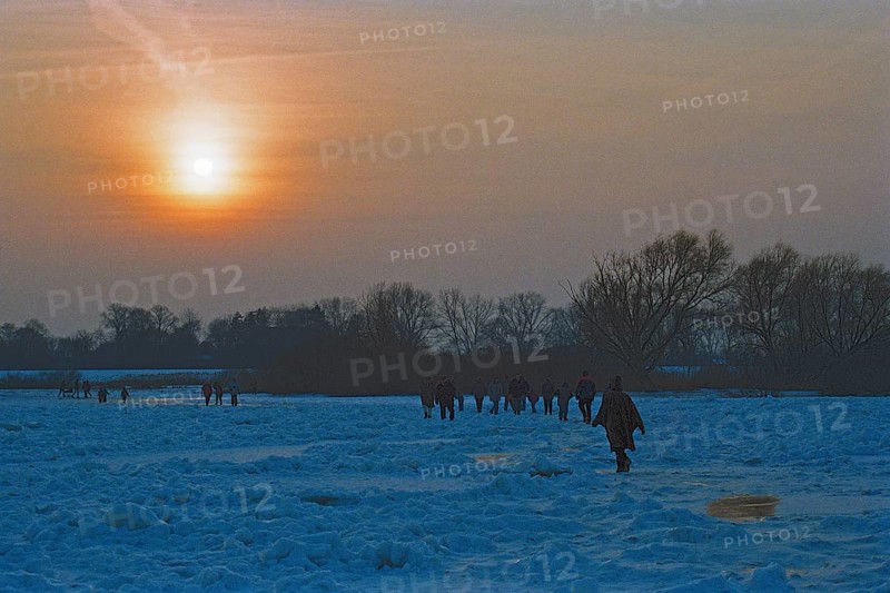 People walk across ice rink, sunset, frozen Elbe, Bleckede, Lower Saxony, Germany, February 9, 1996, vintage, retro, old, historic