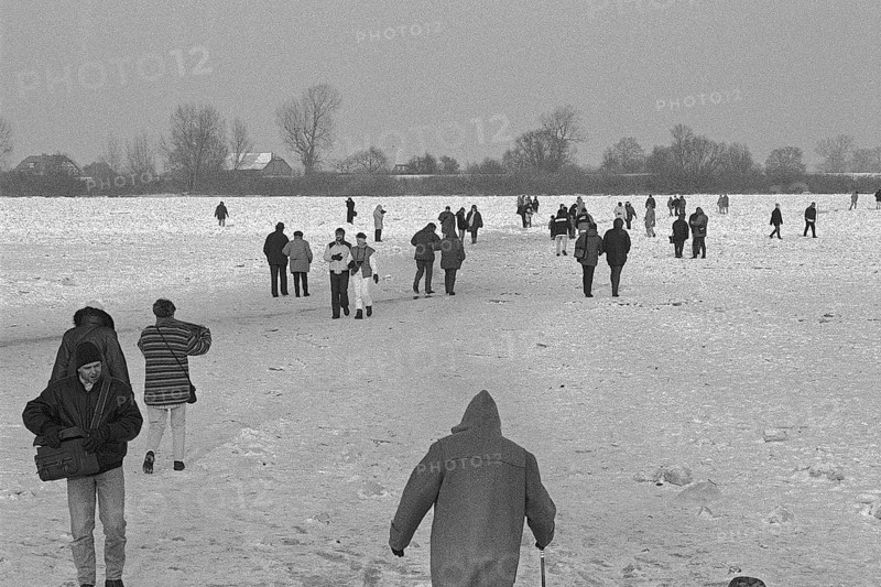People walk across ice rink, frozen Elbe, Bleckede, Lower Saxony, Germany, February 9, 1996, vintage, retro, old, historic