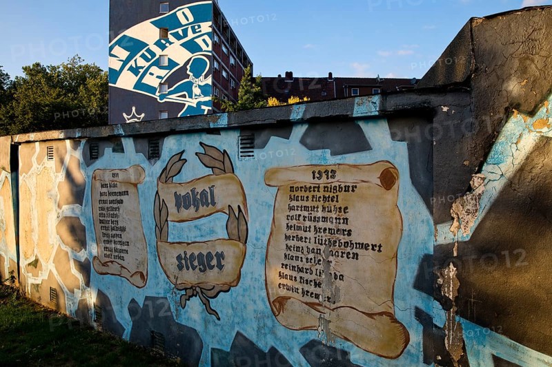 Painted wall on the Glückauf battle track with motifs of FC Schlake 04, Schalke, district of Gelsenkirchen, Ruhr area, North Rhine-Westphalia, Germany