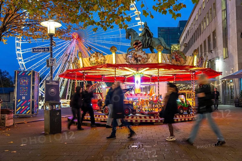 Full city center, shopping street, Kettwiger Straße pedestrian zone in Essen, first takeaways and stalls, even in front of the opening of the Christmas market, Ferris wheel, carousel, Christmas lights, North Rhine-Westphalia, Germany