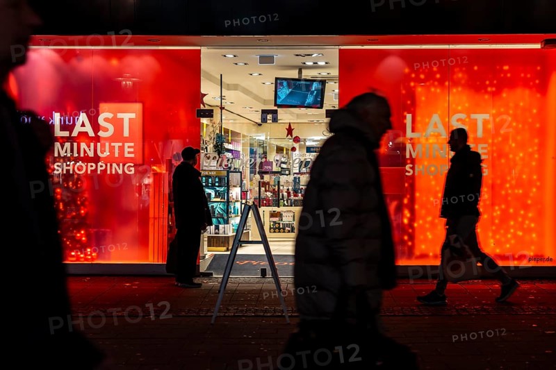 Full city center, shopping street, Kettwiger Straße pedestrian zone in Essen, shop window of a perfumery advertises with last minute sale offers, North Rhine-Westphalia, Germany