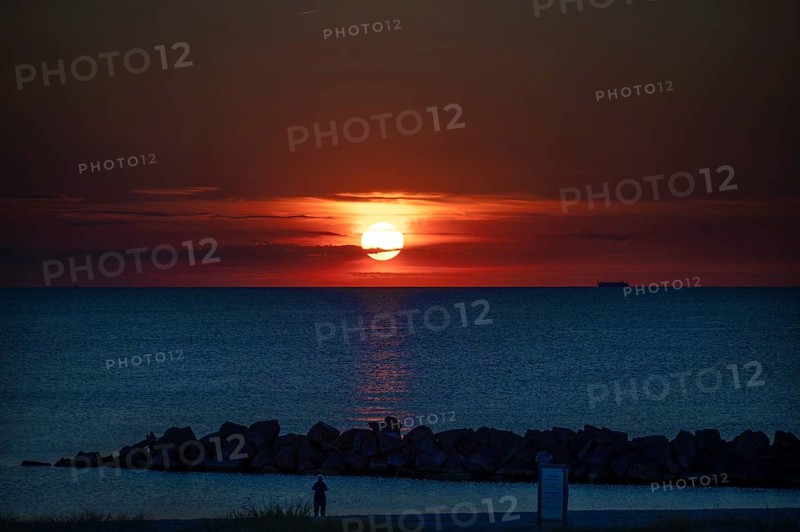 Sunset on the Baltic Sea with protective breakwaters, Darß, Ahrenshoop, Mecklenburg-Western Pomerania, Germany