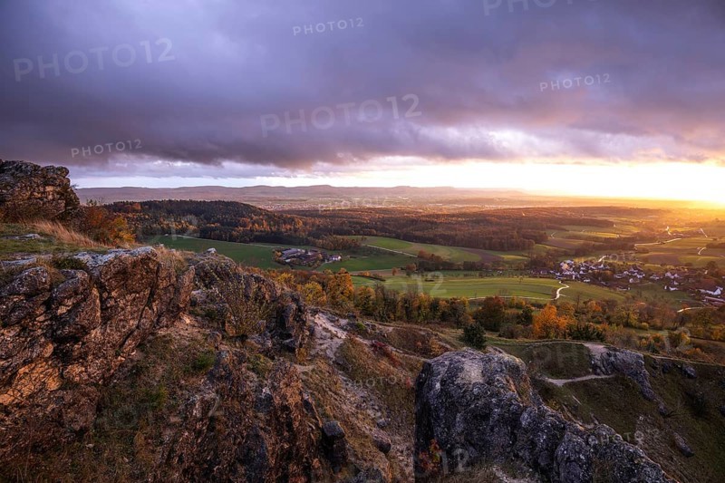 Rain and sun alternating — dramatic autumn atmosphere at the Hohenstaufen Spielburg Nature Reserve