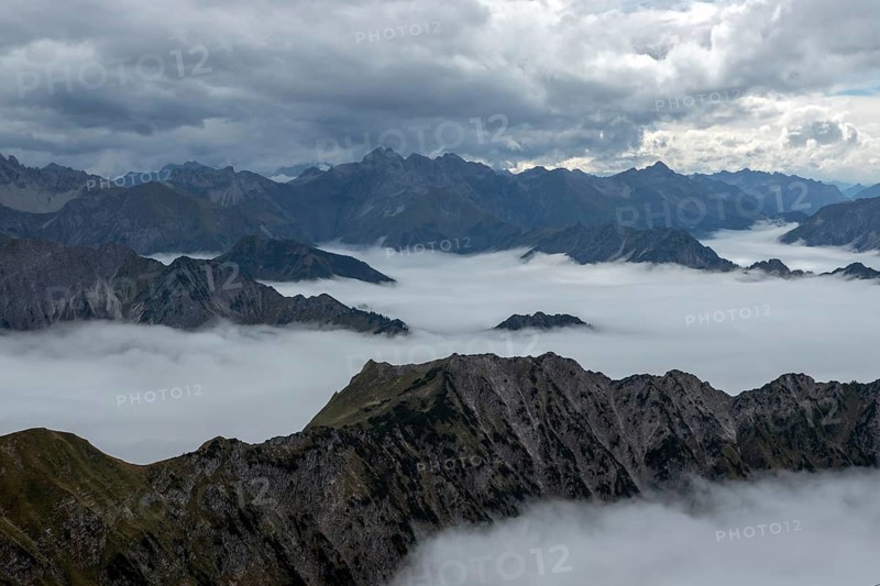 View from the Nebelhorn summit to mountains of the Allgäu Alps, mountains rising from fog in the valley, Oberstdorf, Oberallgäu, Allgäu, Bavaria, Germany