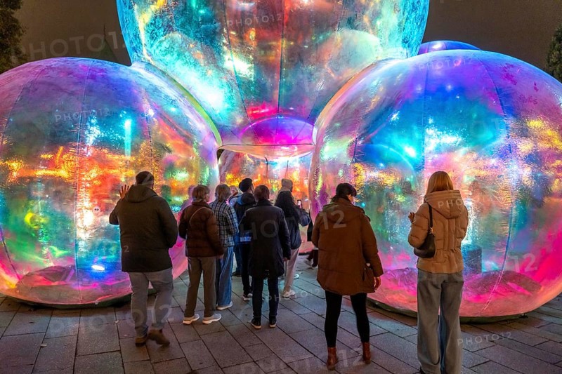 The 10th Essen Light Festival, in the city centre, second largest light art festival in Germany, light art on the Burgplatz, Evanescent light installation, by the Australian artist duo Atelier Sisu, large bubble-like spheres, with light and sound, Essen, North Rhine-Westphalia, Germany