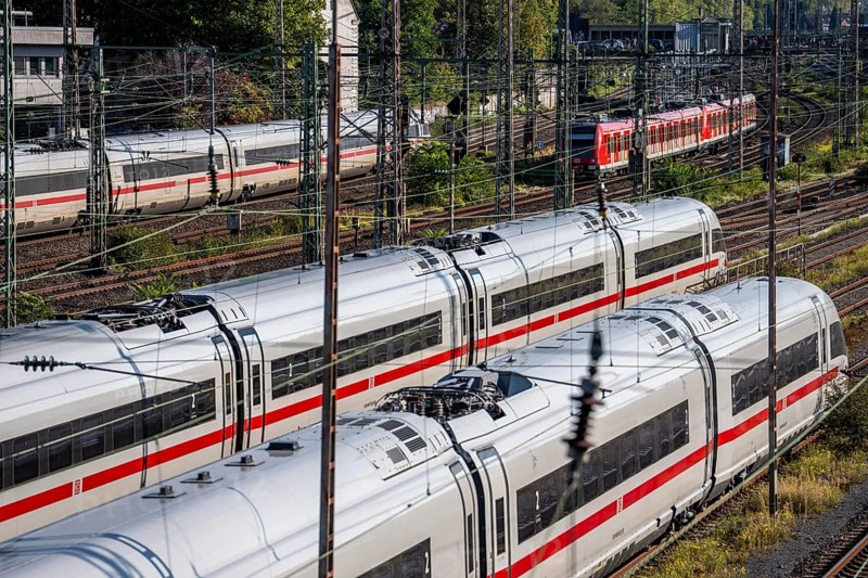 ICE trains on the railway line, north of Düsseldorf main station, North Rhine-Westphalia, Germany