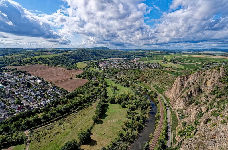 Ausblick vom Rotenfels, einer Steilwand am Naheufer im Naturpark Soonwald-Nahe, auf das Nahetal und die Stadt Bad Kreuznach, OT Bad Münster, im Weinbaugebiet der Pfalz. Traisen, Landkreis Bad Kreuznach, Rheinland-Pfalz, Deutschland