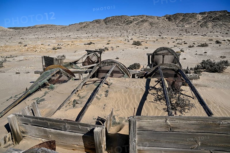 Verrostete Trommelsiebe im Wüstensand, Pomona, Diamentensperrgebiet, bei Lüderitz, Region Karas, Namibia