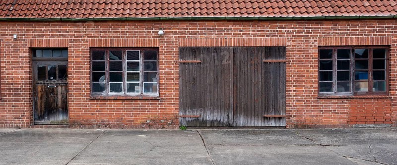 View of the entrance area of an older residential building with a red brick workshop, Uenzen, Bruchhausen-Vilsen, Lower Saxony, Germany