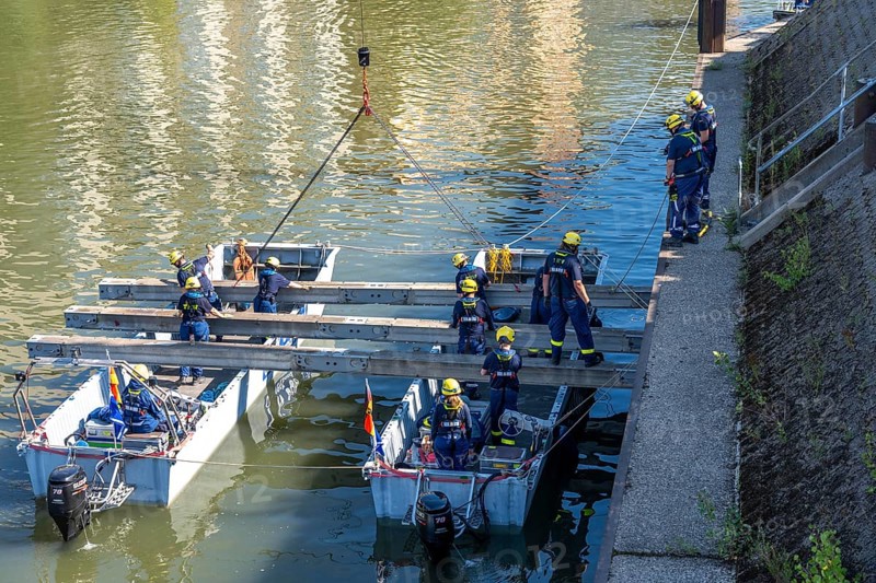 Construction of a multi-purpose pontoon, the specialist group for water hazards, in Düsseldorf, the motorised pontoon can be used as a ferry for people or equipment, as a working platform or bridge, during the major exercise FÜLEX25, lasting several days, of the THW, Technisches Hilfswerk, Landesverband North Rhine-Westphalia, over 3500 volunteers from the 127 North Rhine-Westphalia local associations practise many different deployment scenarios over 4 weekends