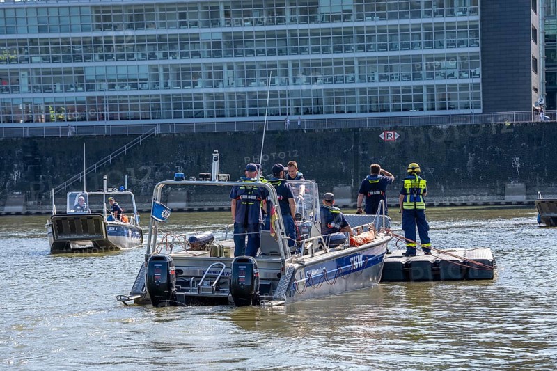 Transport of a floating platform with the jet-float system, this can be used as a work platform, jetty or bridge, specialist group for water hazards, in Düsseldorf, during the major exercise FÜLEX25, lasting several days, of the THW, Federal Agency for Technical Relief, North Rhine-Westphalia, over 3500 volunteers from the 127 North Rhine-Westphalia local organisations practise many different deployment scenarios over 4 weekends