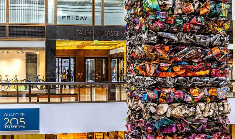 Interior design, artwork made from compressed scrap cars, partially vacant Shopping Quartier 205 in Friedrichstraße and Mohrenstraße, Berlin, Germany
