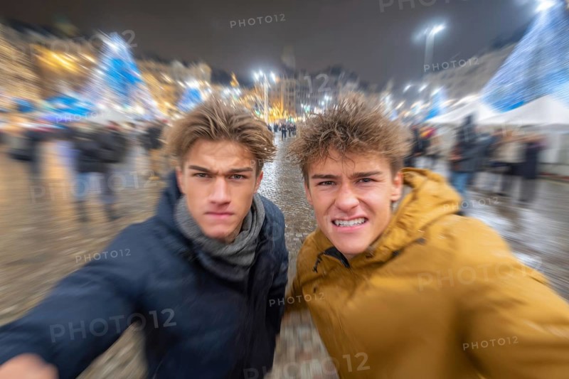 Two men in fighting pose on a rainy street at night, surrounded by lights, symbolic image for physical altercation among youths, use of force, physical violence, act of violence, aggressive behaviour, brawl, AI generated