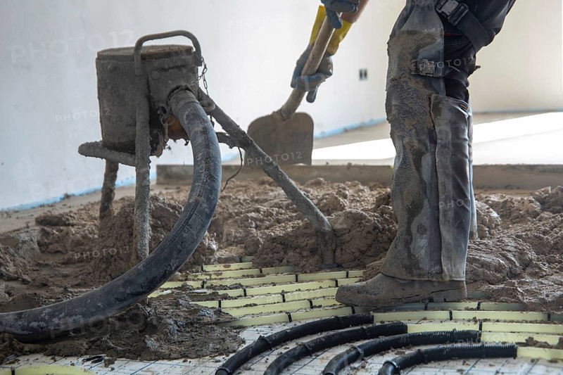 Delivery and installation of flowing screed in new buildings