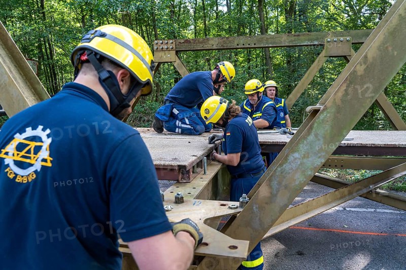 Construction of a temporary bridge over a slipped road crossing a stream, by the bridge construction section of the THW, 18 metre long steel bridge of the Krupp-D type, is assembled in around 8 hours, large-scale exercise FÜLEX25 lasting several days, of the THW North Rhine-Westphalia regional association, over 3500 volunteers from the 127 North Rhine-Westphalia local associations practise on 4 weekends, many different deployment scenarios