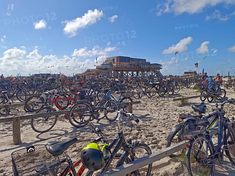 Car park for bicycles on the North Sea beach, Pfahlbau Strandbar 54° Nord, summer, sun, sand, on the edge of the UNESCO World Heritage Site, Ording, Sankt Peter-Ording, Schleswig-Holstein, Germany