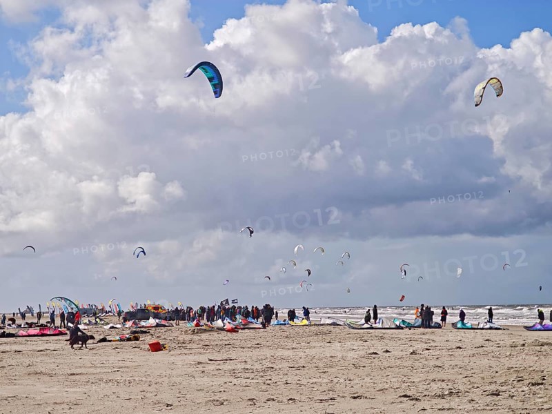 California kitesurfing Masters 2025 at the edge of the UNESCO World Heritage Wadden Sea, North Sea, kitesurfing sport, flying kites, spectators, fun, competition, strong wind, whitecaps, beach, summer, sunshine, blue sky, white clouds, Ording, Sankt Peter-Ording, Schleswig-Holstein, Germany
