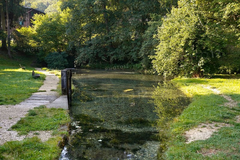 Lauter spring, Große Lauter, karst spring, body of water, park, idyll, meadow, lawn, trees, Offenhausen, municipality of Gomadingen, Swabian Alb, Baden-Württemberg, Germany