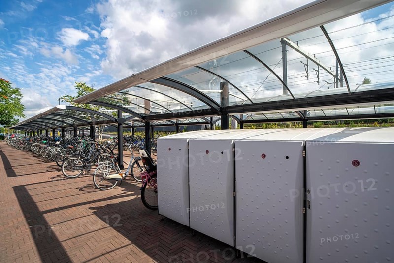 Bicycle parking spaces and boxes on the cycle path in the east of Utrecht, at Utrecht-Lunetten railway station, direct connection of the cycle path to the railway station and bus station, covered bicycle stands, on the Maarschalkerweerdpads cycle path, Netherlands
