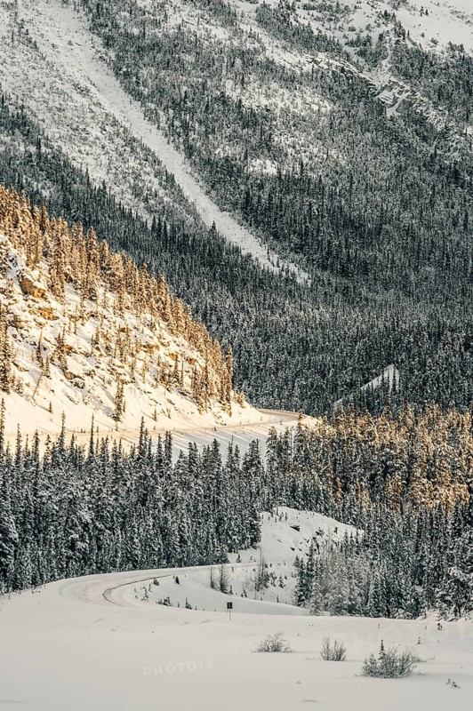 Winter road trip on the Icefields Parkway with lots of snow and ice, Banff National Park, Jasper National Park, Alberta, Canada