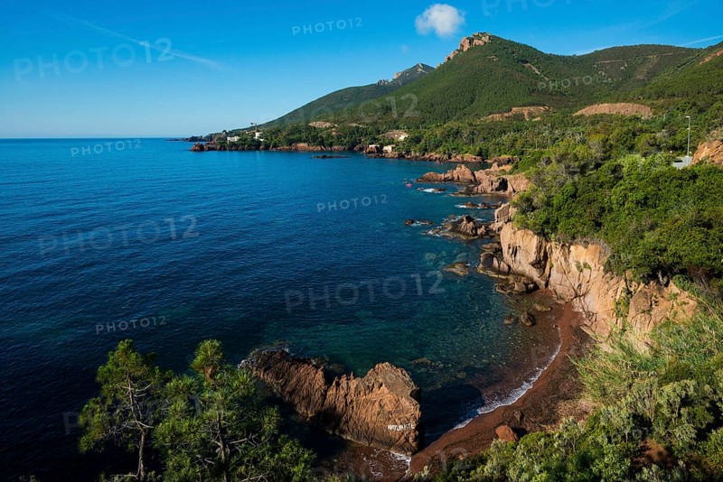 Picturesque coast and red rocks, near Anthéor, Saint-Raphaël, Massif de l'Esterel, Esterel Mountains, Département Var, Cote d'Azur, Provence-Alpes-Côte d'Azur, France