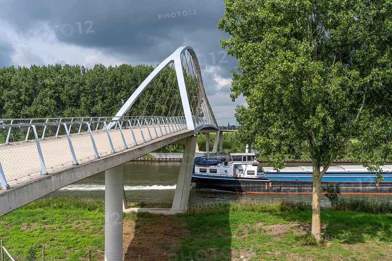 The Liniebrug, bicycle and pedestrian bridge over the Amsterdam-Rhine Canal near the village of Nigtechtew, spans the shipping canal at around 104 metres, the ramps on both sides of the canal are a good 500 metres long, gentle ascent for cyclists, connects various cycle paths south of Amsterdam, Netherlands