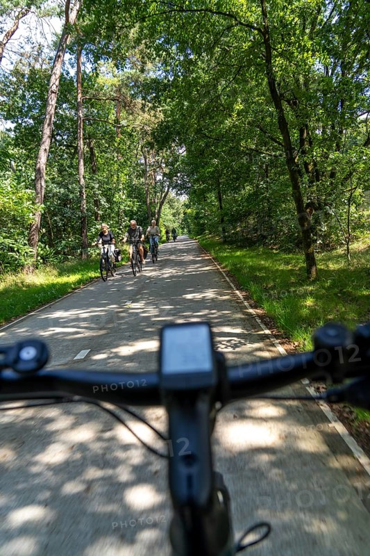 Long-distance cycle path F28, so-called Doorfietsroute, through cycle path, in the province of Utrecht, connects the city of Utrecht, as well as 4 municipalities and the city of Amersfoort, part of a cycle path network, 21 km long, mostly illuminated, mostly without crossings, pure cycle path, marked with red asphalt in town crossings, bicycles have priority over cars, completed in June 2025, Netherlands