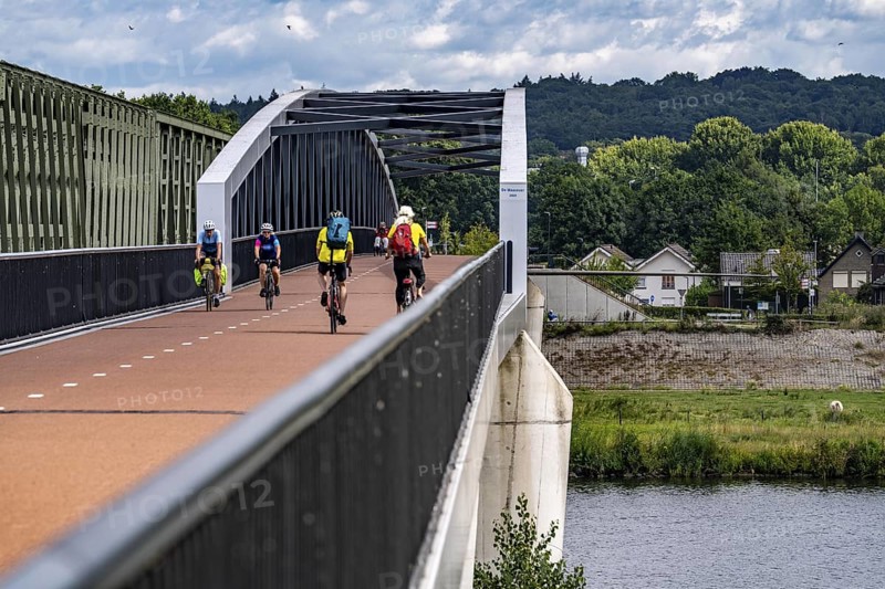 De Massover cycle path bridge, over the Meuse south of Nijmegen, near Cuijk, part of the MaasWaalpad long-distance cycle path, 12 km between Nijmegen and Cuijk, built in 2021, for 15 million euros, Meuse river crossing for cyclists and pedestrians, part of a cycle path network, used by many commuters, next to a railway bridge, Netherlands