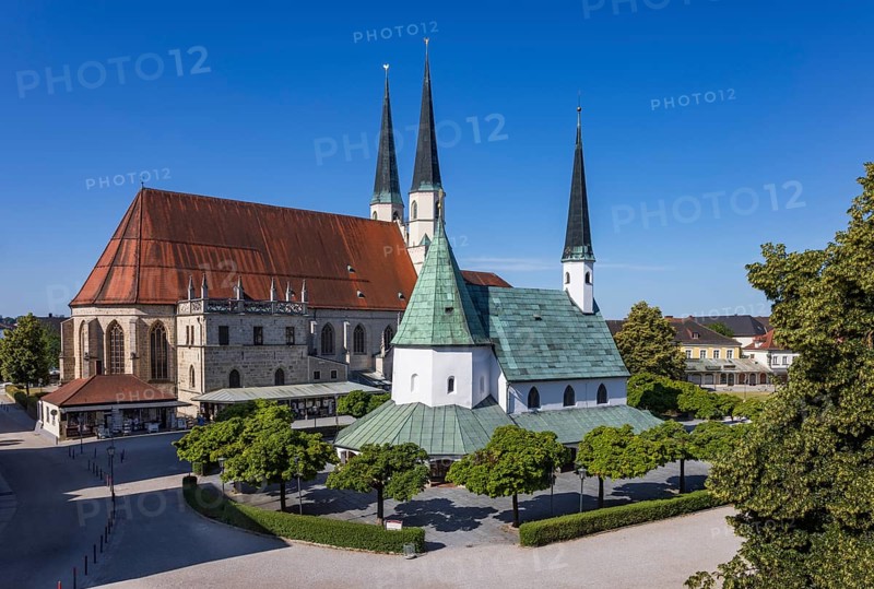 Chapel of Grace and Stiftspfarrkirche Sankt Philippus und Jakobus am Kapellplatz, place of pilgrimage, Altötting, Upper Bavaria, Bavaria, Germany