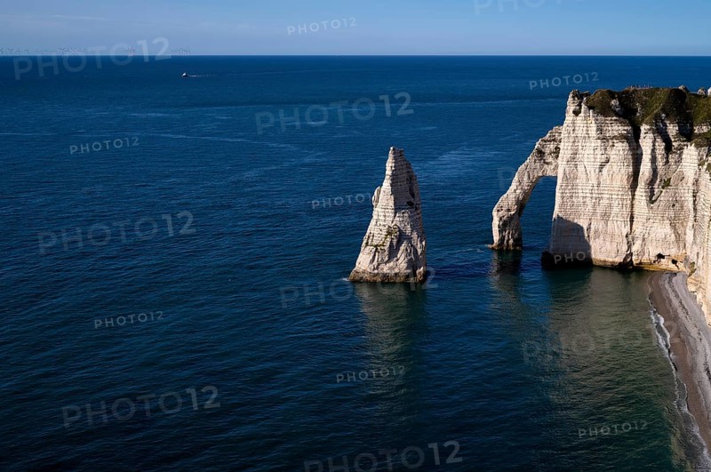 Rock arch Falaise or Porte d'Aval and rock needle Aiguille, Jambourg beach, Étretat, sea, steep coast, cliffs, chalk cliffs, alabaster coast, La Côte d'Albâtre, Normandy, Seine-Maritime, France