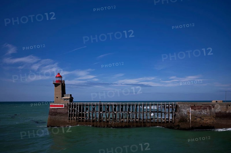 Sea, lighthouse Feu de la jetée Sud, lighthouse, red, harbour entrance, pier, Fécamp, Normandy, Seine-Maritime, France